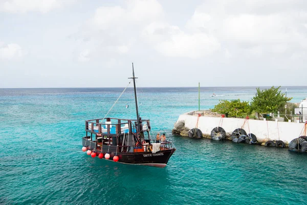 Man, zeiler op boten op het water, in St. John, Antigua — Stockfoto