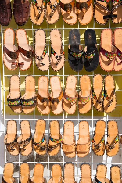 Zapatillas de cuero femeninas, chanclas en el stand de la tienda, Cozumel, México —  Fotos de Stock