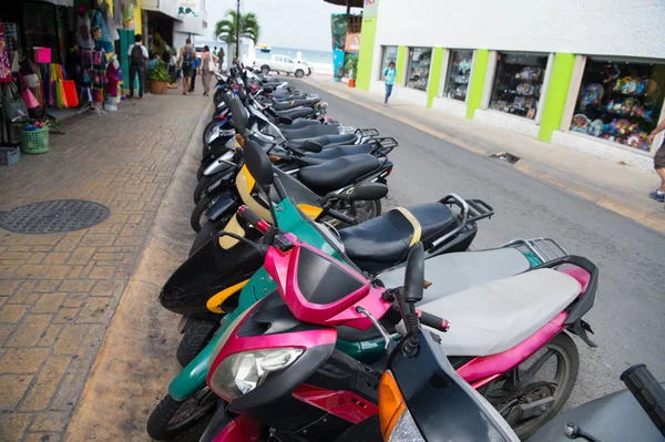 Kleurrijke scooters of motorfietsen te koop of te huur, Cozumel, Mexico — Stockfoto