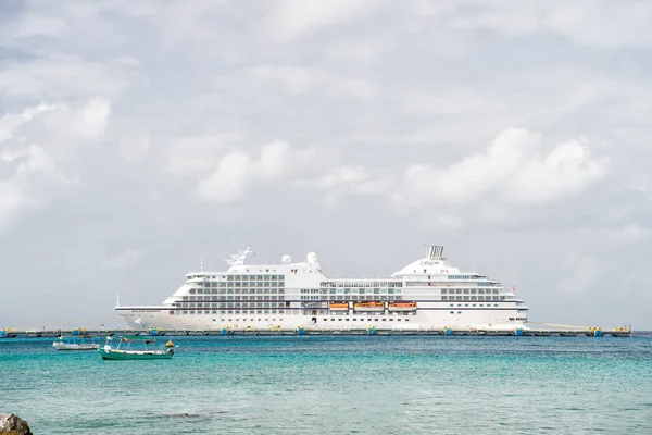 Su, Cozumel, Meksika körfezinde büyük yolcu gemisi — Stok fotoğraf
