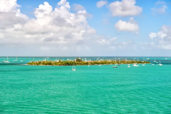 Key West, Florida yeşil Adası yakınlarında yüzen turistik yatlar