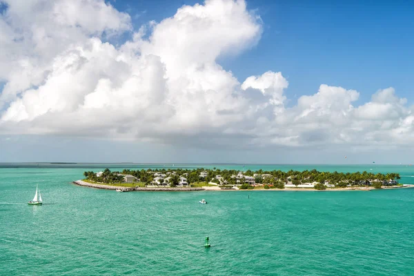 Yates turísticos flotando cerca de la isla verde en Key West, Florida — Foto de Stock