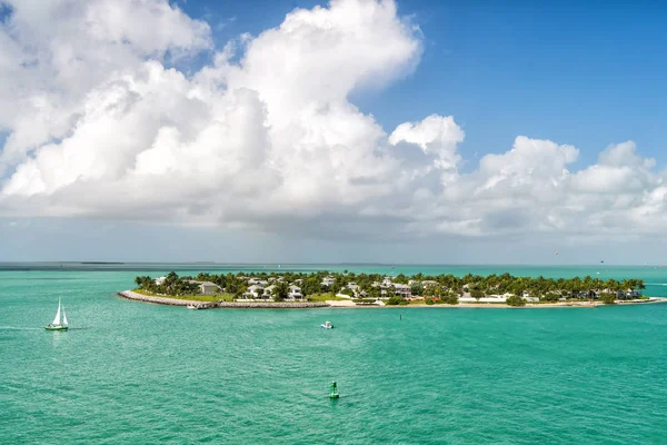 Key West, Florida yeşil Adası yakınlarında yüzen turistik yatlar