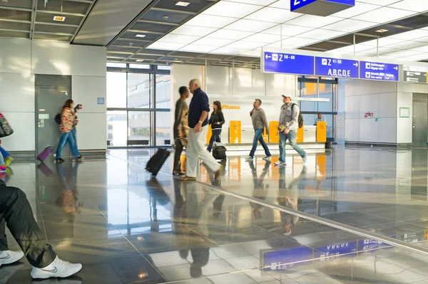 Emberek turisták utazási bőrönd, homályos sebességű mozgás, Frankfurt, Németország — Stock Fotó