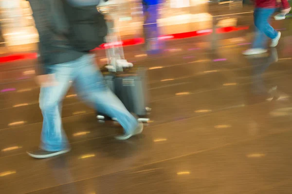 Emberek turisták utazási bőrönd poggyász homályos sebesség mozgásban — Stock Fotó