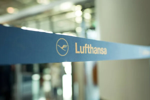 Icono de Lufthansa en cinta azul sobre fondo borroso, Frankfurt, Alemania — Foto de Stock