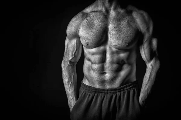 Guapo culturista hombre con entrenamiento muscular en el gimnasio — Foto de Stock