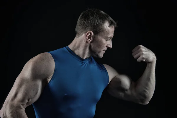 Homem fisiculturista bonito com treinamento do corpo muscular no ginásio — Fotografia de Stock