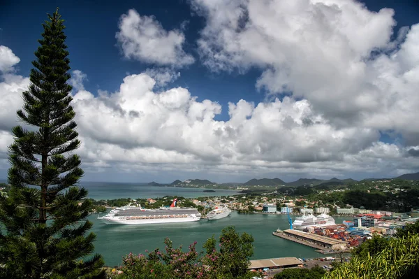 Grand bateau de croisière dans la baie sur l'île de mer, Sainte-Lucie — Photo