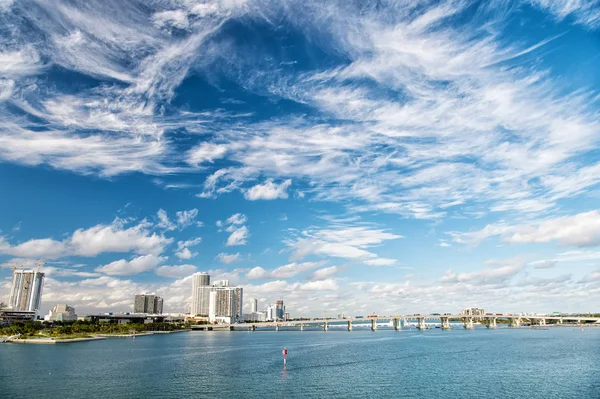 Water channel with bridge and houses on cloudy blue sky — Stock Photo, Image