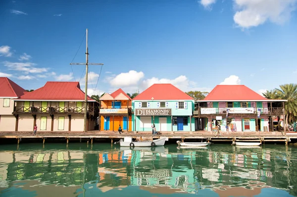 可爱的房子与游艇，在港口，圣 · 约翰，安提瓜的人 — 图库照片