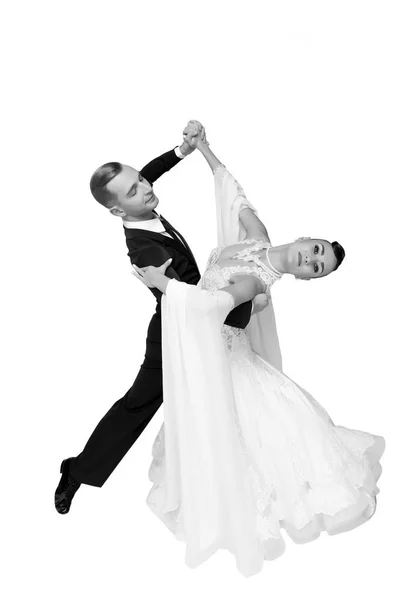 Ballrom casal de dança em uma pose de dança isolado em bachground branco — Fotografia de Stock