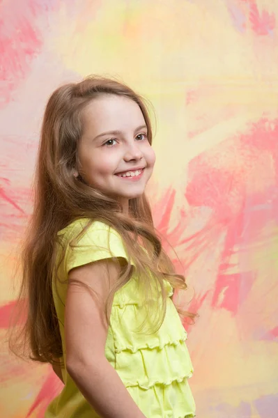 Pequena menina com rosto feliz na camisa amarela — Fotografia de Stock