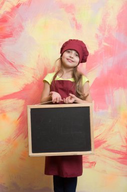 küçük mutlu kız Şef şapkalı, önlük ile yazı tahtası