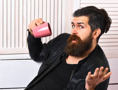 Kafkasyalı vahşi hippi elinde bardak ya da kupa tutuyordu.