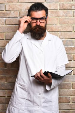 Kaba sakallı Kafkas doktor ya da not defterli lisansüstü öğrencisi.