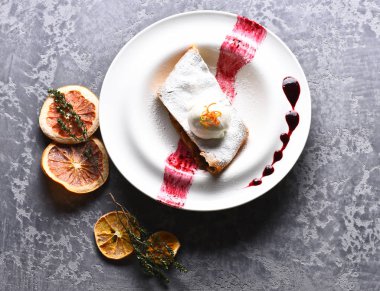 Lezzetli elma strudel vanilyalı dondurma ve berry sos ile