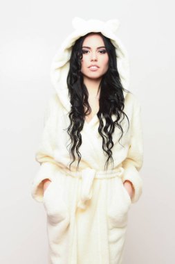 Bej kadife bornozla poz veren seksi kız