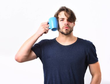 Kafkas seksi, genç maço elinde kahve fincanı ya da kupa tutuyor.