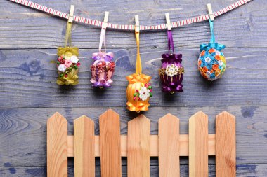 renkli yumurta clothespin üzerinde asılı boncuk iplik ile dekore edilmiş