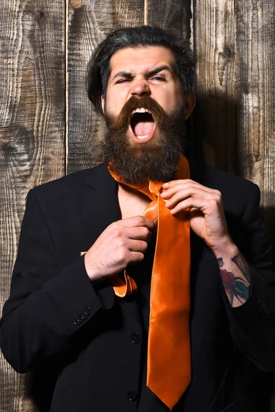 Brutale blanke hipster hebben zuur oranje stropdas op pak — Stockfoto