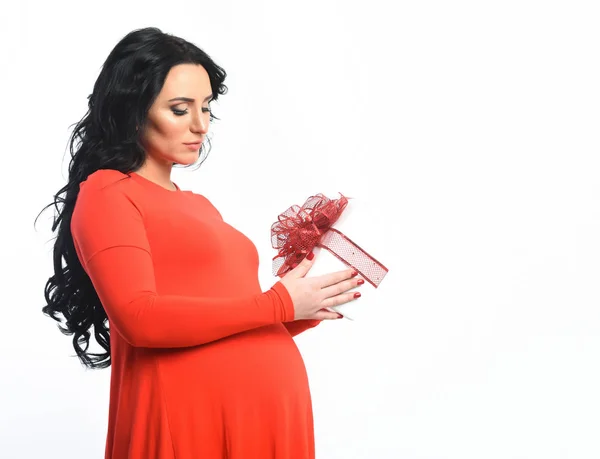 Całkiem ładna kobieta w ciąży, trzymając obecny lub prezent — Zdjęcie stockowe