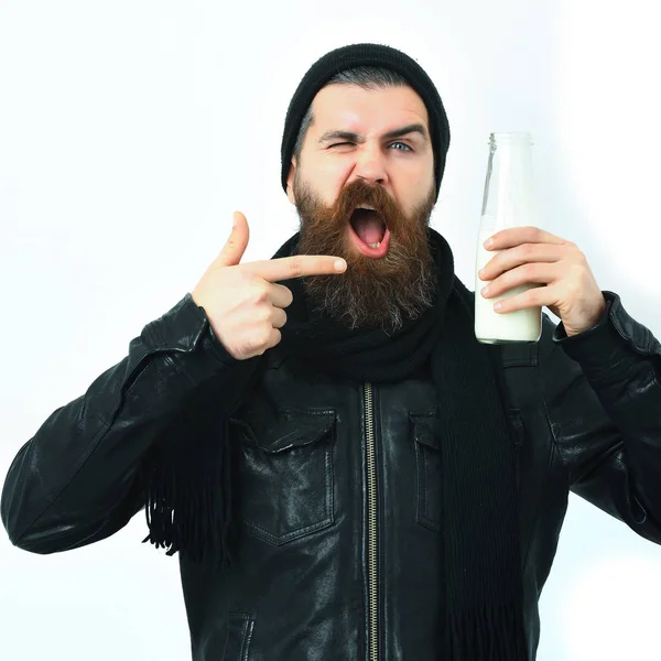Бородатий жорстокий білий хіпстер тримає скляну банку молока — стокове фото