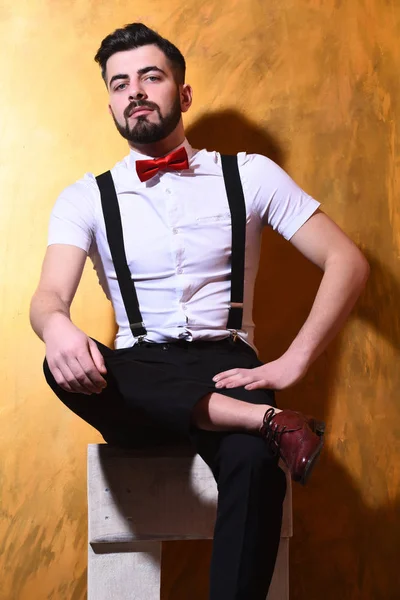 Бородатий чоловік сидить на стільці з серйозним обличчям — стокове фото