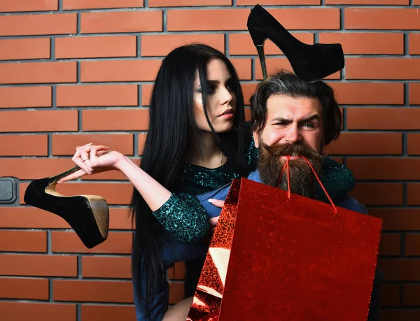Бородатый мужчина и довольно сексуальная женщина с сумкой, туфлями — стоковое фото