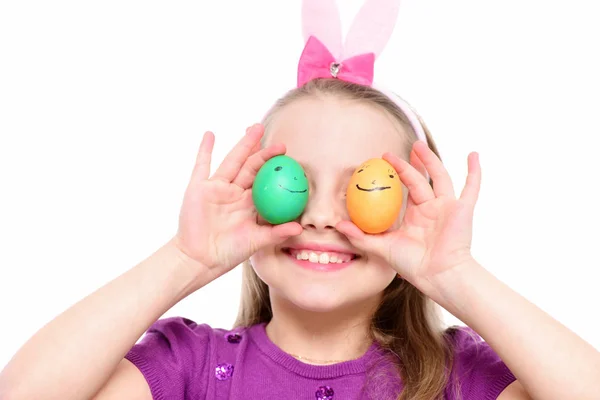 Pequena menina feliz com ovos de páscoa isolado no branco — Fotografia de Stock