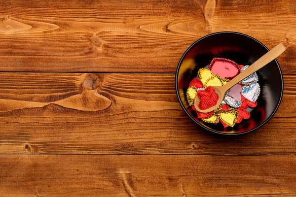 Decoración de San Valentín con corazones coloridos en plato — Foto de Stock