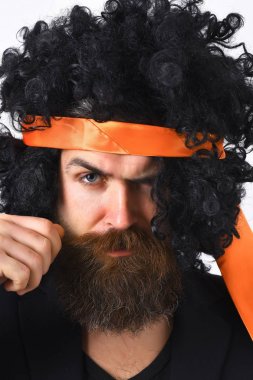 Takım elbiseli beyaz tenli hippi ve siyah kıvırcık saçlı peruk.