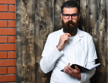 Kaba sakallı Kafkas doktor ya da not defterli lisansüstü öğrencisi.