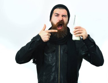 Sakallı, beyaz tenli hippi elinde cam süt kavanozu tutuyordu.