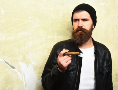 Sakallı vahşi Kafkas hippisi puro içiyor.