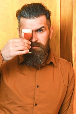 Kafkasyalı vahşi hippi alkollü iğne tutuyor.