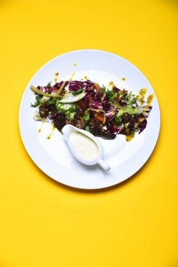 pişmiş et taze salata yaprakları, hardal ve sos ile