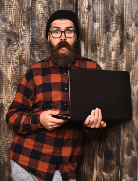 Baard brutale Kaukasische hipster holding laptop — Stockfoto