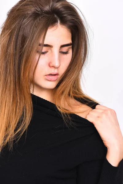 Гарненька сексуальна біла дівчина позує в чорному светрі — стокове фото