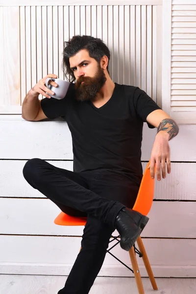 Brutal tatuado branco hipster segurando copo ou caneca — Fotografia de Stock