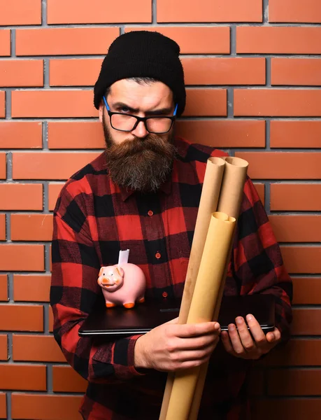 Barbudo caucásico hipster celebración portátil, alcancía y papel artesanal —  Fotos de Stock