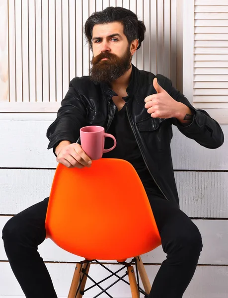 Brutal caucásico hipster celebración taza o taza — Foto de Stock