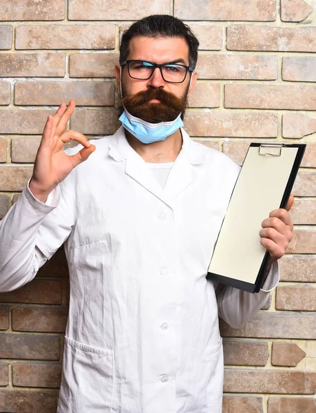 Kaba sakallı Kafkas doktor ya da not tahtası olan lisansüstü öğrencisi. — Stok fotoğraf