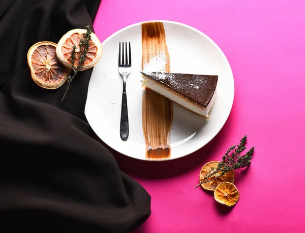 Delicious sweet piece of cake with chocolate — Stock Photo, Image
