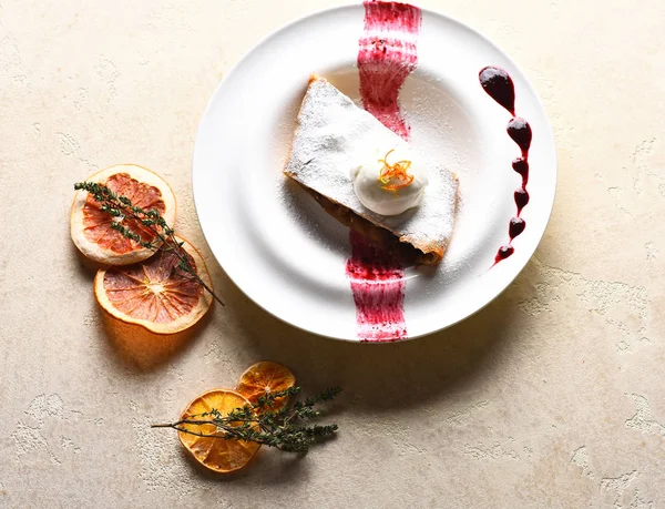 Delicious apple strudel with vanilla ice cream and berry sauce — Stock Photo, Image