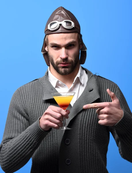 Bearded pilot with cocktail in glass — Stock Photo, Image