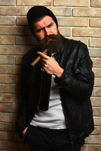 Sakallı vahşi Kafkas hippisi puro içiyor.