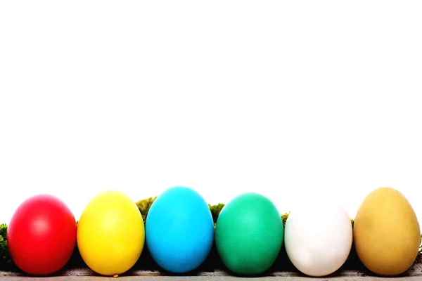 Huevos coloridos de Pascua pintados en colores brillantes aislados en blanco —  Fotos de Stock