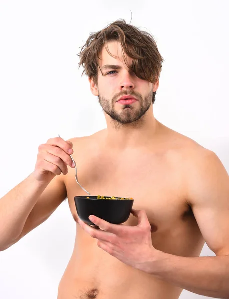 Caucasico sexy giovane macho holding nero ciotola con forchetta — Foto Stock