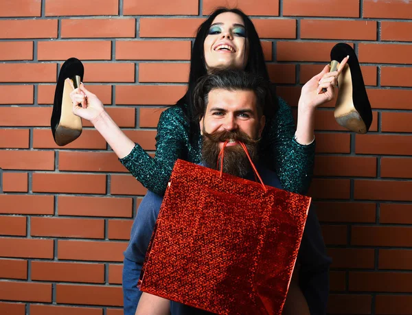 Homem barbudo e mulher muito sexy com saco de compras, sapatos — Fotografia de Stock